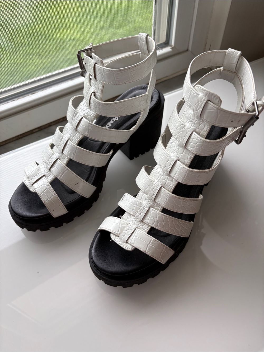 Dirty Laundry White Strappy Gladiator Block Heel Sandals - Women sz 8.5